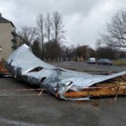 Негода на Прикарпатті наробила лиха: буревій зірвав дах ліцею, повалив дерева на школу та маршрутку