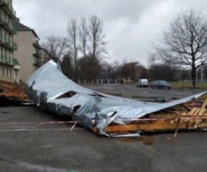 Негода на Прикарпатті наробила лиха: буревій зірвав дах ліцею, повалив дерева на школу та маршрутку