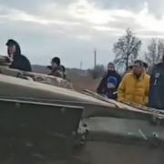 “Приклад безстрашності”: на Чернігівщині жителі вийшли на вулицю, щоб зупинити російські танки (ВІДЕО)