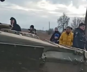 “Приклад безстрашності”: на Чернігівщині жителі вийшли на вулицю, щоб зупинити російські танки (ВІДЕО)