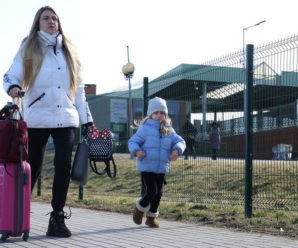 Українським біженцям дозволили легально жити та працювати у Польщі до трьох років