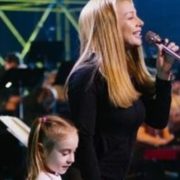 Тіна Кароль заспівала разом з 7-річною Амелією, яка розчулила світ співом у бомбосховищі