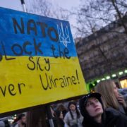 НАТО може підтримати закриття неба над Україною