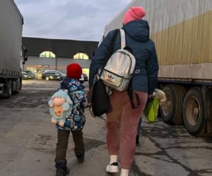 Маленький хлопчик самотужки евакуювався з Києва до Польщі, його зустріли волонтери: як долучитися до допомоги їм