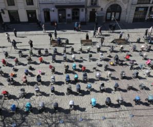 У центрі Львова виставили 109 дитячих візочків — саме стільки дітей загинули через війну
