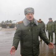 У Білорусі чоловіки масово втікають за кордон, аби Лукашенко не відправив їх воювати проти України – МВС