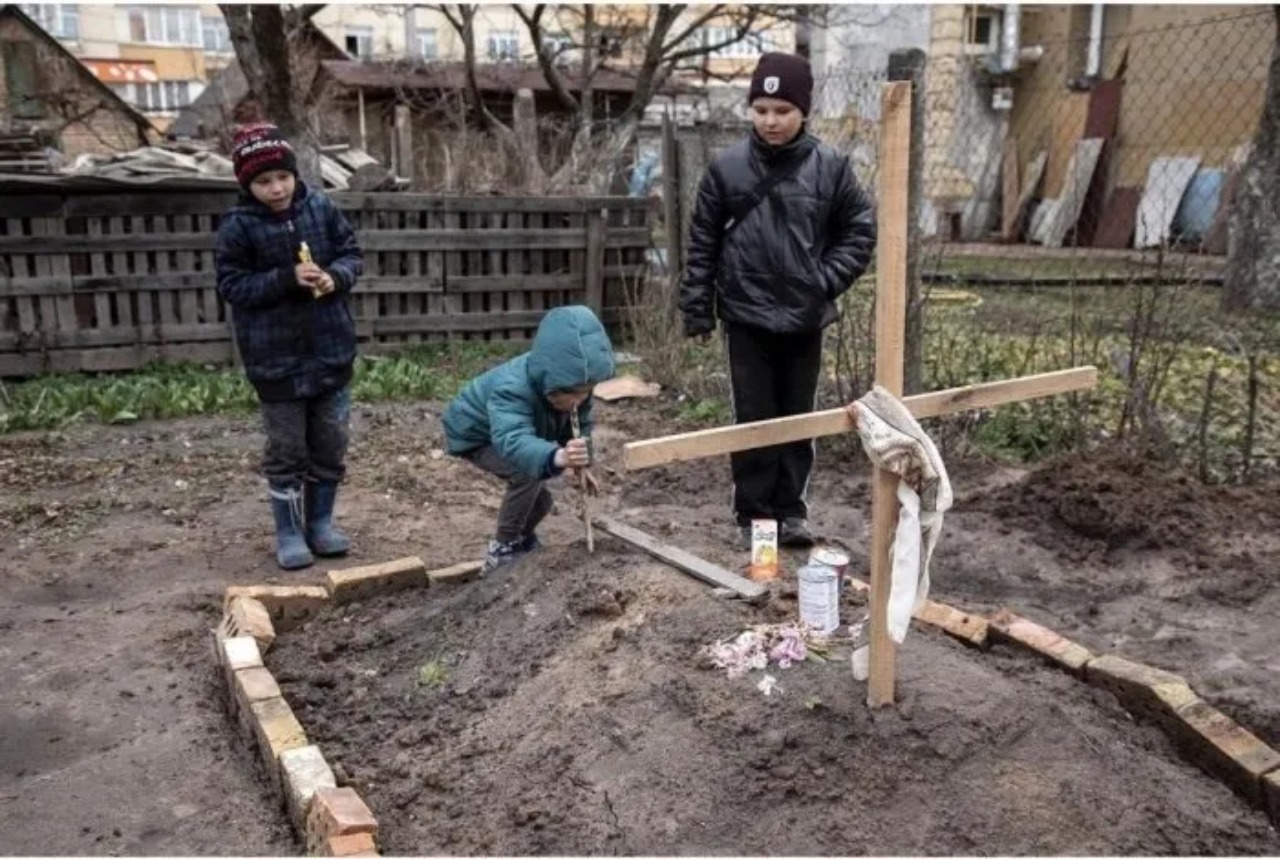 Могила мамы. Мальчик на могиле матери. Мальчик принес консервы на могилу матери. Могилы детей.