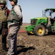 “Попри все поля зорати треба”: на Запоріжжі українські фермери оруть землю в бронежилетах. Фото