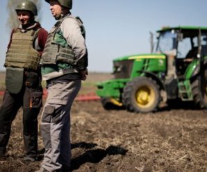 “Попри все поля зорати треба”: на Запоріжжі українські фермери оруть землю в бронежилетах. Фото