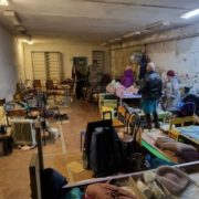 Живі біля мертвих, голод і спрага: на Чернігівщині окупанти тримали у підвалі понад 150 заручників