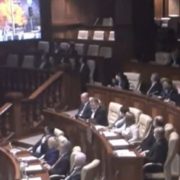 Молдавські парламентарі почали засідання зі звуками серен і фото українських міст