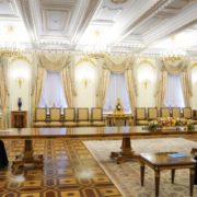 Патріарх РПЦ Кирило завів собі багатометровий стіл, як у Путіна: Фото повеселило мережу