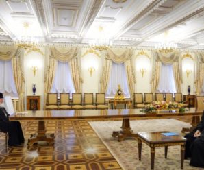 Патріарх РПЦ Кирило завів собі багатометровий стіл, як у Путіна: Фото повеселило мережу