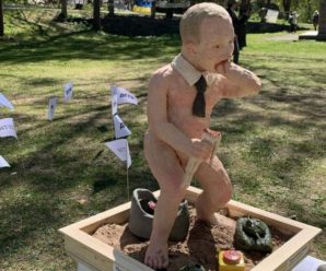 “Цар та його іграшки”: біля посольства РФ у Швеції виставили скульптуру диктатора