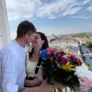 Військовослужбовець освідчився своїй коханій на вежі ратуші в Коломиї