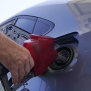 “Пального везуть багато”: експерт пояснив, чому в Україні насправді зросли ціни на бензин