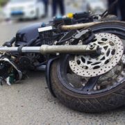 На Рожнятівщині 20-річний мотоцикліст “влетів” у огорожу приватної будівлі.