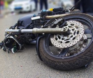 На Рожнятівщині 20-річний мотоцикліст “влетів” у огорожу приватної будівлі.