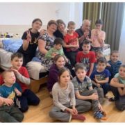 Багатодітна сім’я з 11 дітьми знайшла притулок в Івано-Франківському монастирі