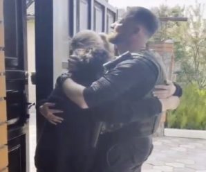 Патрульна поліція України опублікувала зворушливу зустріч матері, яка пробула 74 дні в окупації, і її сина – захисника України