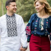 Перша леді України Зеленська відверто зізналася, чому не покинула Україну і чоловіка, з яким вони разом пліч-о-пліч 19 років. Відео