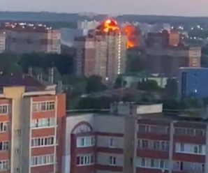 “Чому не в полі, с*ка!”: момент падіння військового літака в Росії потрапив на відео