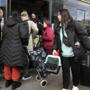 Змінилися правила для українських біженців за кордоном: приймання, проїзд, соцвиплати