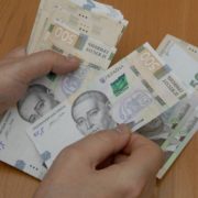 ПриватБанк почав виплачувати по 2200 грн допомоги: хто може отримати гроші