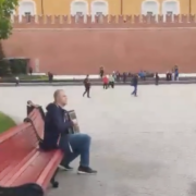 Просто під стінами Кремля чоловік зіграв “Ой у лузі червона калина” (відео)