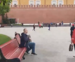 Просто під стінами Кремля чоловік зіграв “Ой у лузі червона калина” (відео)