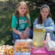 В Івано-Франківську школярки продають випічку і лимонад, аби зібрати кошти для ЗСУ (фото)
