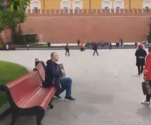 Біля стін Кремля на “красній площі” зазвучала “Ой, у лузі червона калина”. Відео