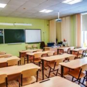 Директор школи на Львівщині п’ять років отримував зарплату за п’ятьох неіснуючих вчителів