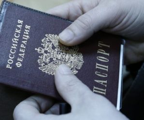 “Урочисте” фото під портретом Путіна на згадку: в Енергодарі близько 30 осіб отримали паспорт РФ