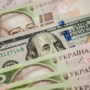 Економіст прогнозує відмову Нацбанку від фіксованого курсу: що буде з доларом та цінами в Україні