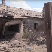 Під руїнами будинку в Торецьку від ракетного удару загuнула сім’я з трьох осіб: відео