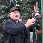 Діктатор Лукашенко наказав озброїти всіх єгерів та видати зброю надзвичайникам