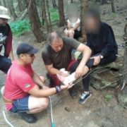 На Прикарпатті рятувальники на ношах зносили жінку, яка травмувалася в горах