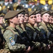 Мобілізація в Україні: чи дійсно жінки на військовому обліку від жовтня не зможуть виїжджати за кордон