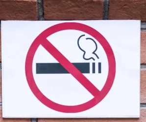 За порушення — штраф. В Україні заборонили будь-яке куріння в громадських місцях