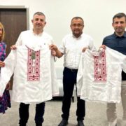 Турецький Bayraktar зобразили на вишиваних сорочках і подарували розробникам безпілотника