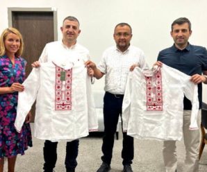 Турецький Bayraktar зобразили на вишиваних сорочках і подарували розробникам безпілотника