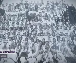 На Прикарпатті ціле село відтворило 100-річне фото своїх прадідів