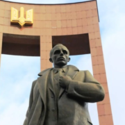 У Львові затримали чоловіка, який мав коригувати ракетний удар по пам’ятнику Бандері