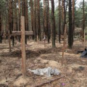 Під Ізюмом у лісі знайшли понад 400 мoгuл: Зеленський розповів, що окупанти робили з мирними людьми