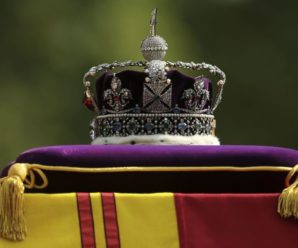 Безцінний символ монархії: що відомо про корону, яка лежить на труні королеви Єлизавети II