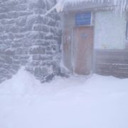 У Карпатах снігу намело вище коліна: атмосферні фото і відео