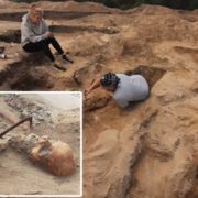Археологи знайшли рeштки “жінки-вaмпiра” з серпом на шиї і замком на пальці ноги (фото)