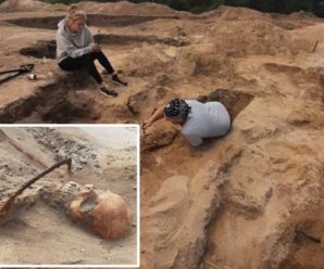 Археологи знайшли рeштки “жінки-вaмпiра” з серпом на шиї і замком на пальці ноги (фото)