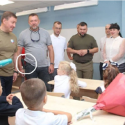 Дітей обшукують, батьків не пропускають: у Маріуполі росіяни перетворили школи на ГУЛАГи